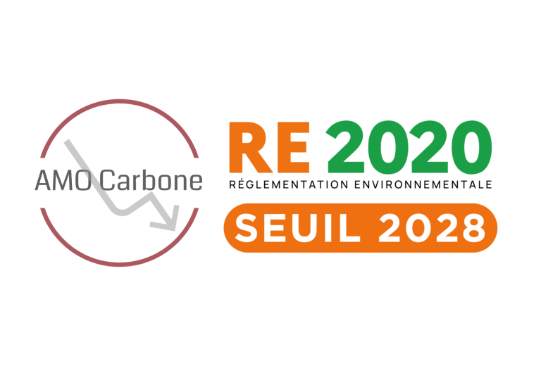 Logos de la mission d'AMO Carbone et du seuil 2028 de la réglementation RE2020